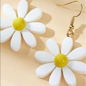 Nwts! Retro Daisy Dangle Earrings